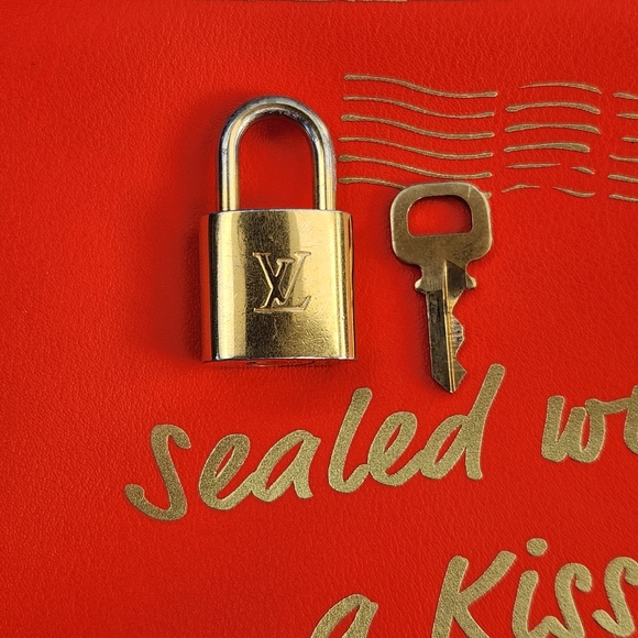 Louis Vuitton Lock & Key, Unbranded Chain & IPSY Envelope Pouch Bundle - Picture 13 of 14